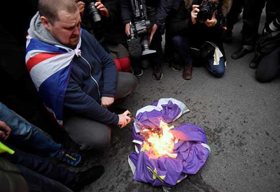 رجل مؤيد لبريكست يحرق علم الاتحاد الأوروبى بمحيط داوننج ستريت فى لندن