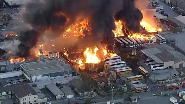 حريق يلتهم حافلات في كاليفورنيا
