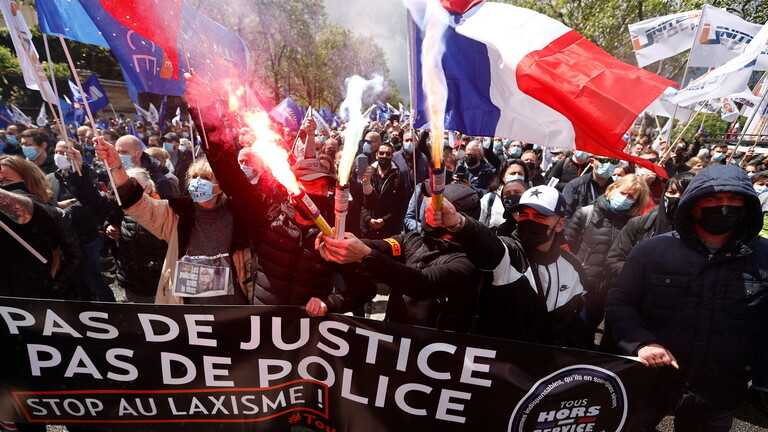شرطة باريس يتظاهرون للمطالبة بحمايتهم من العنف