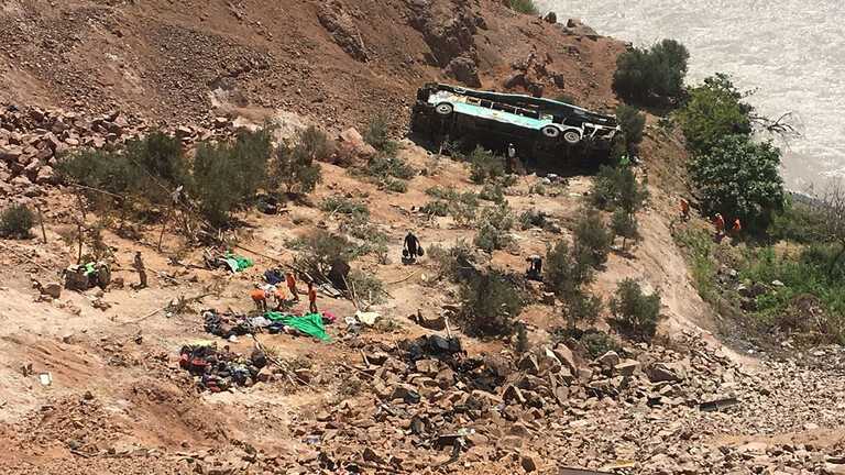 سقوط حافلة في واد جبلي في بيرو