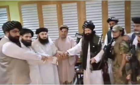 (حشمت غني) شقيق الرئيس السابق (أسرف غني) يبايع إمارة #أفغانستان الإسلامية، على يد الحاج (خليل الرحمن حقاني).