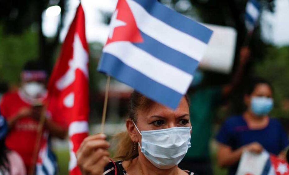 معاقبة المسؤولين الكوبيين رداً على العنف ضد المتظاهرين السلميين