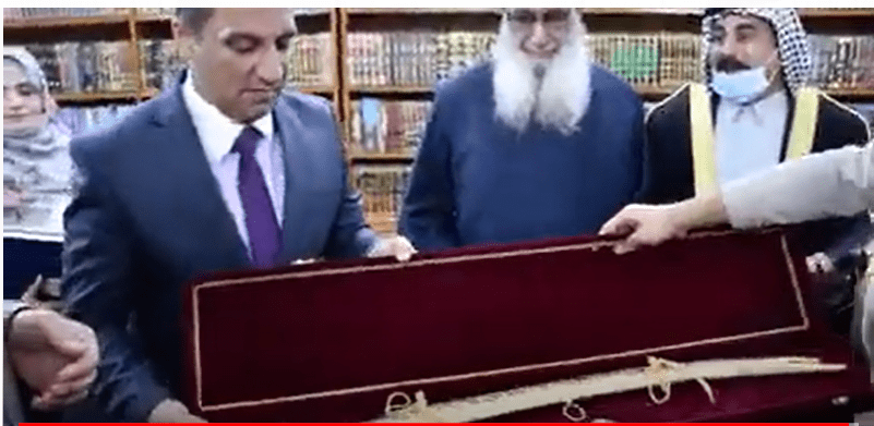 برلماني شيعي يهدي السني مهدي الصميدعي سيف ذو الفقار المذهب