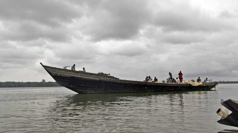 غرق مركب في نيجيريا والبحث مستمر عن مفقودين