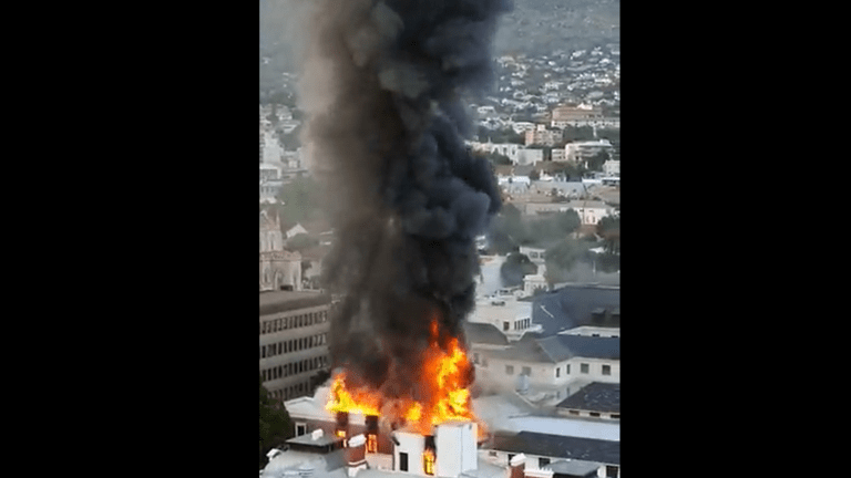 حريق ضخم في مقر برلمان جنوب إفريقيا