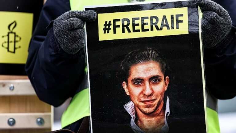 المدون السعودي رائف بدوي بعد عشرة أعوام في السجن