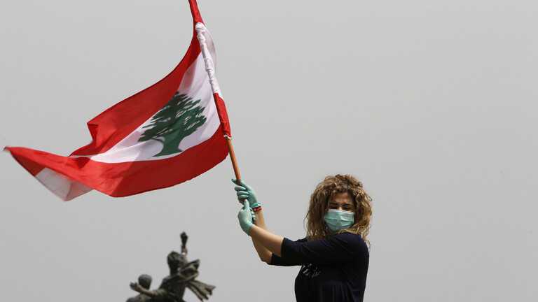 محتجون يرشقون سيارة نائب لبناني بالحجارة