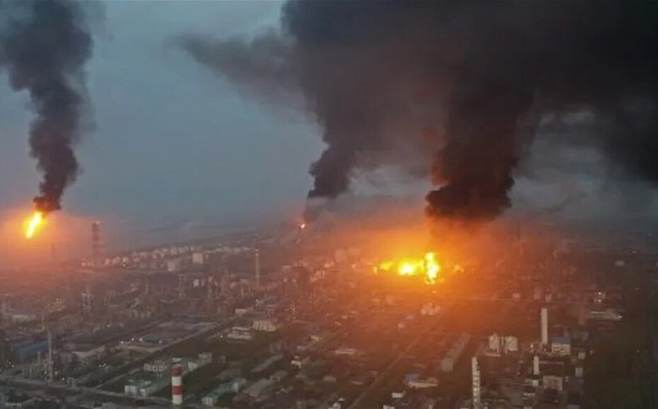 مصنعا في الصين يحترق الان