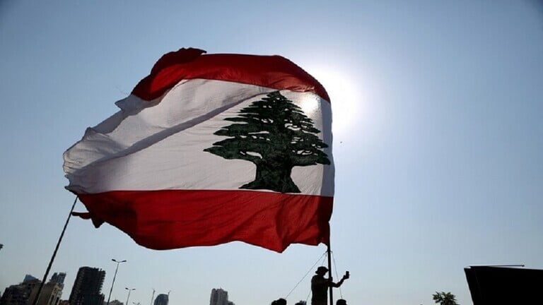 حفرة عملاقة تظهر فجأة وتثير الذعر في #لبنان (صور)