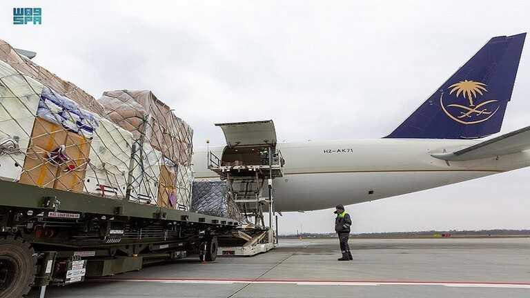 السعودية ترسل طائرة ثالثة محملة بالمساعدات الإنسانية لأوكرانيا (صور)