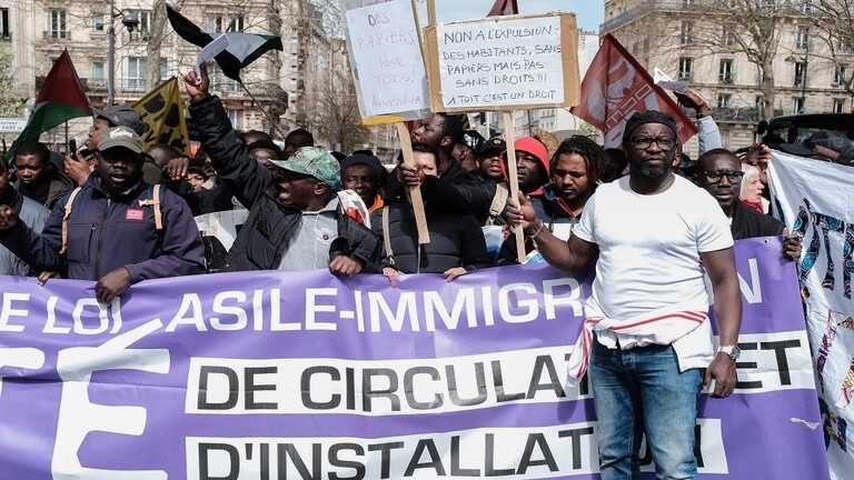 مهاجرون ذوو أصول إفريقية يحتجون في باريس ضد قانون ترحيلهم