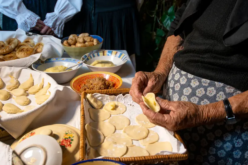 سيدة من سردينيا تعد الطعام