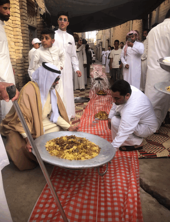 موائد طويلة من الرز واللحم في أزقة الزبير