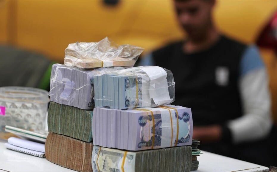 "تنشيف" السيولة من يد العراقيين .. اتلاف "فائض" العملة