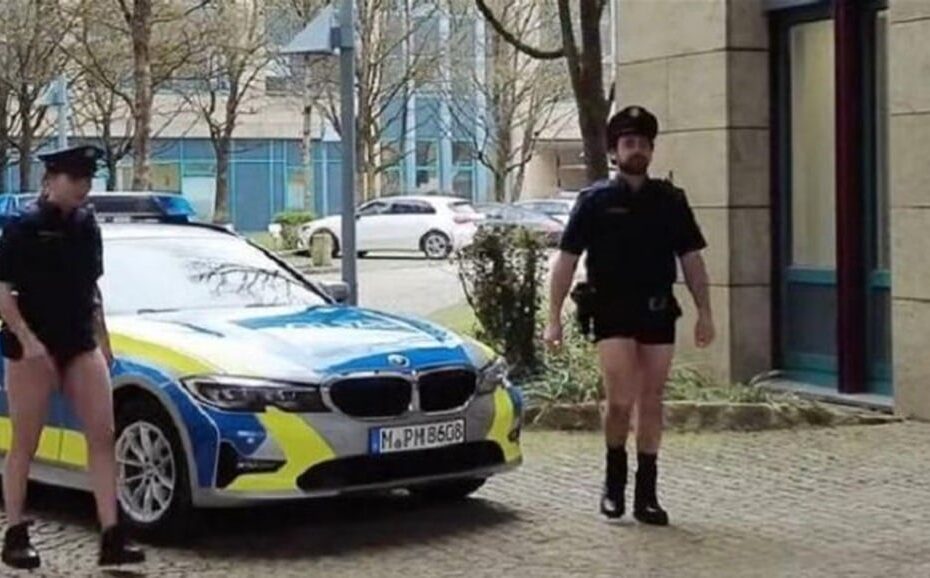 شرطة بافاريا الألمانية تحتج بالتعري بسبب نقص الزي