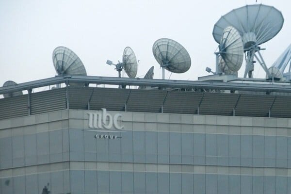 مقر قناة MBC السعودية تحت نيران حشود من الغاضبين العراقيين