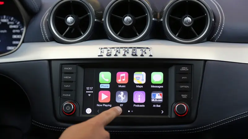 برنامج "CarPlay" من شركة أبل يعمل على شاشة سيارة (المصدر: رويترز)