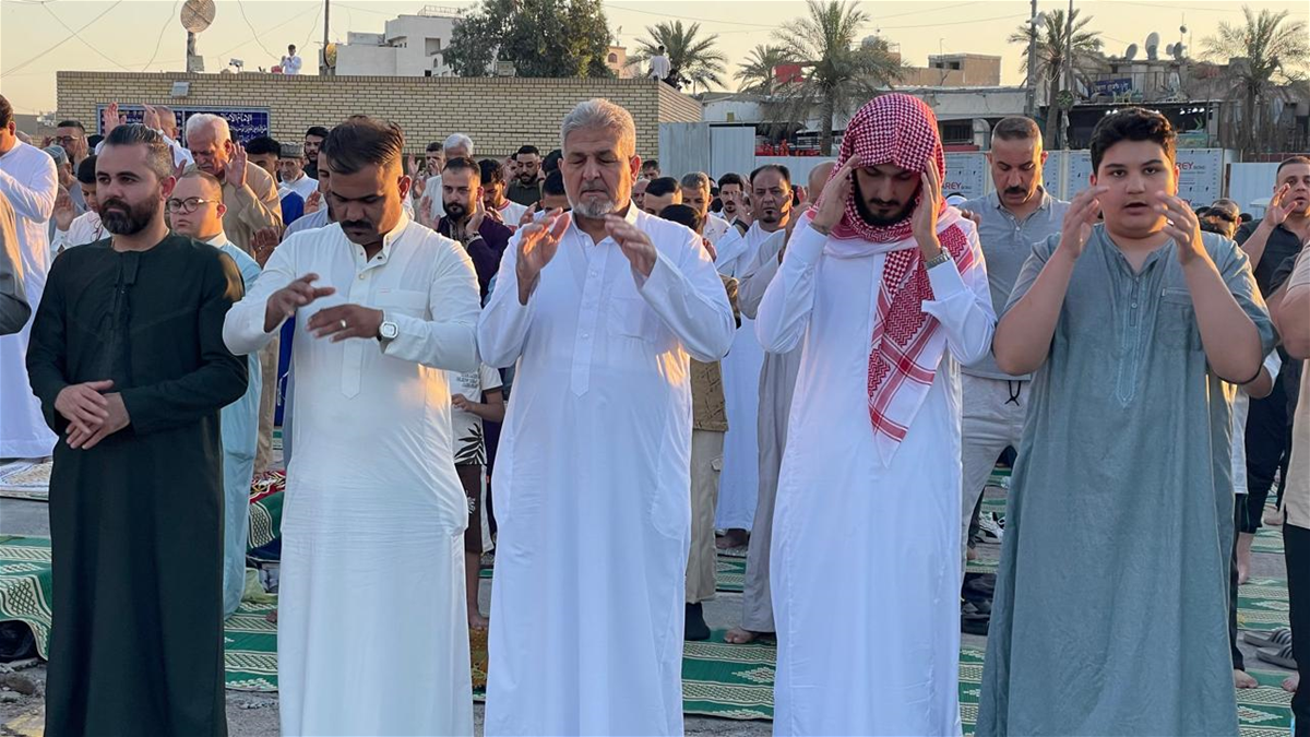 بغداديون يؤدون صلاة عيد الأضحى في جامع أبي حنيفة النعمان (شاهد)