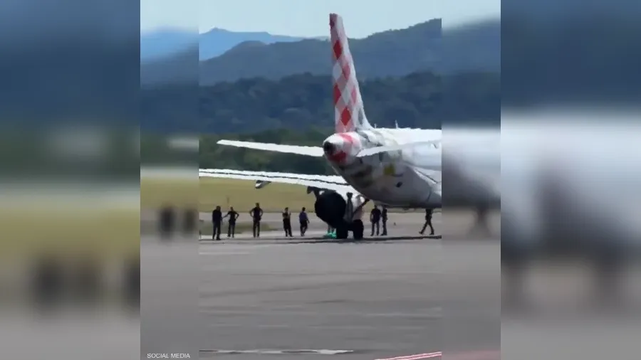 مأساة في مطار إيطالي.. محرك طائرة "يبتلع" رجلا أثناء الإقلاع