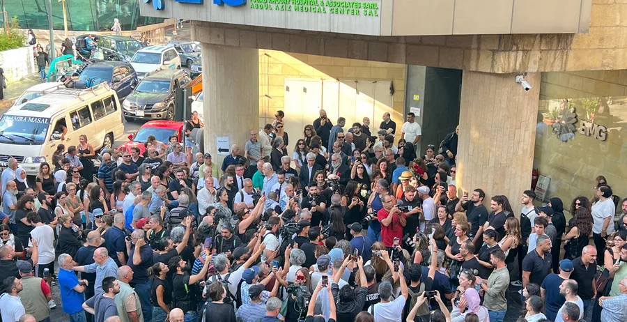 محبو زياد الرحباني يحتشدون أمام المستشفى لتوديعه