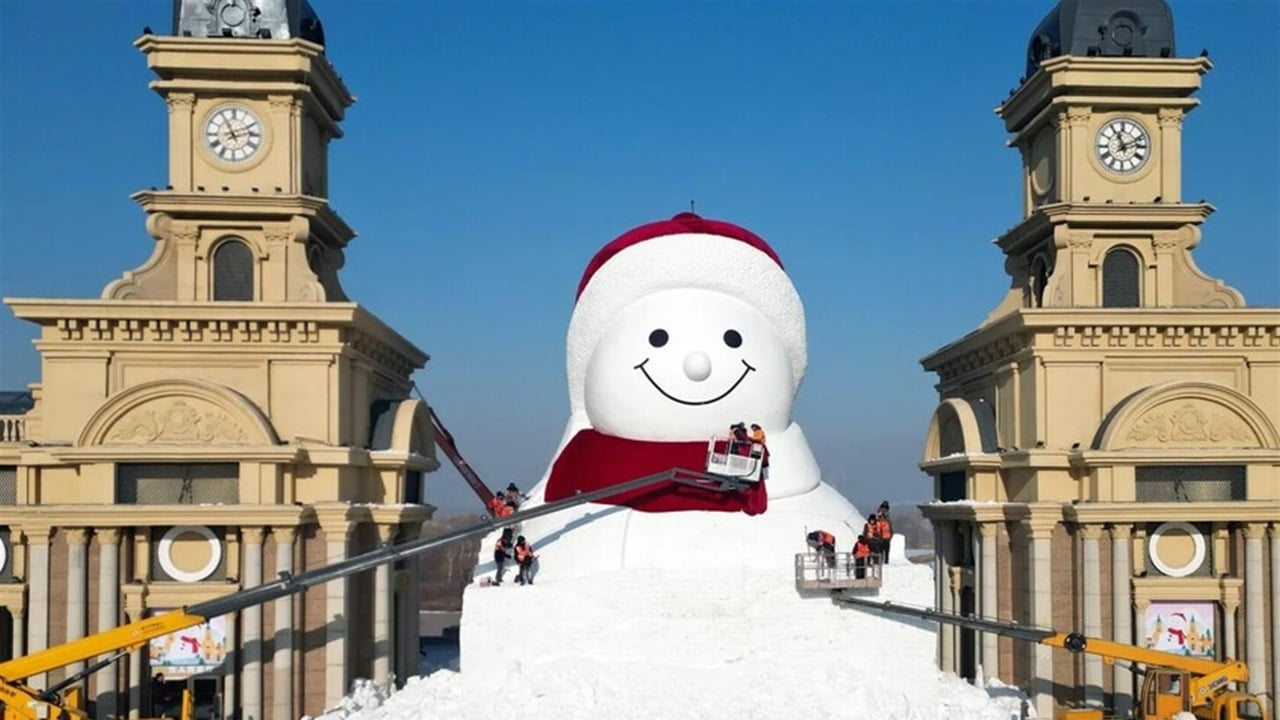 في 11 يوما فقط.. الصين تبني رجل ثلج بارتفاع 6 طوابق